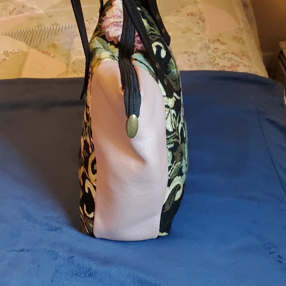 Floral Tapestry Tote Bag, Black and Pink. - Picture 4 of 7